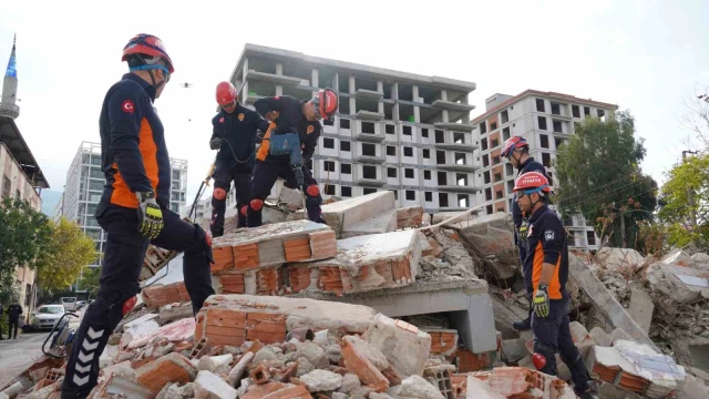 28 saniyelik deprem senaryosu 3 ili harekete geçirdi
