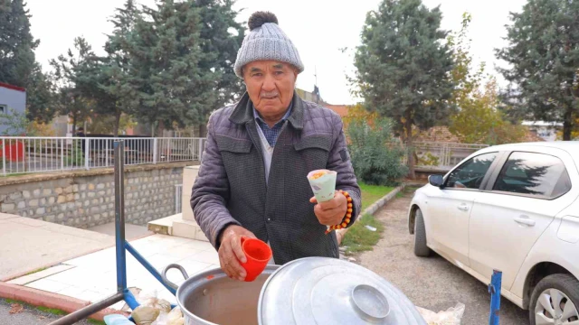 35 yıldır el arabasıyla sokak sokak dolaşıp nohut satıyor