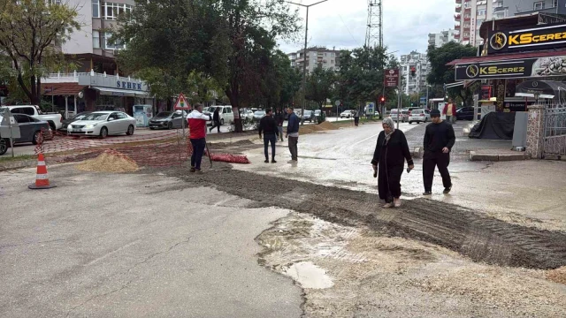 Çukurova’da Yol Çöktü, Otomobil ve Kamyonet Saplandı