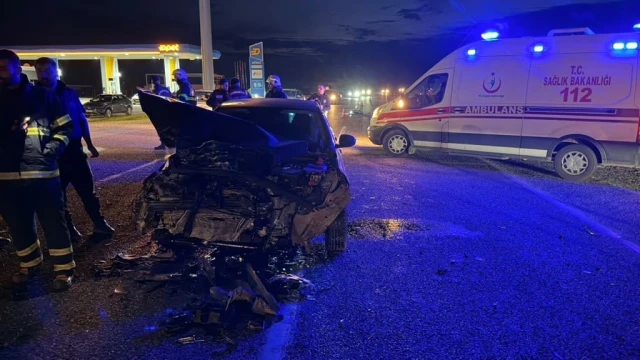 Adıyaman’da otomobil kamyonetle çarpıştı: 1’i ağır 4 yaralı