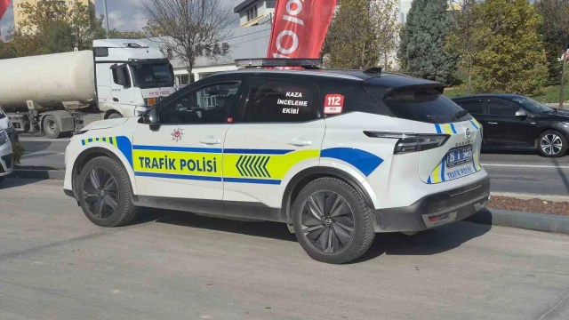Akaryakıt istasyonu içerisinde otomobilin çarptığı kadın yaralandı