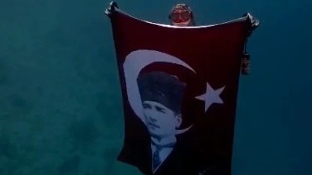 Akyaka’da Cumhuriyet Bayramı’nı su altında kutladılar