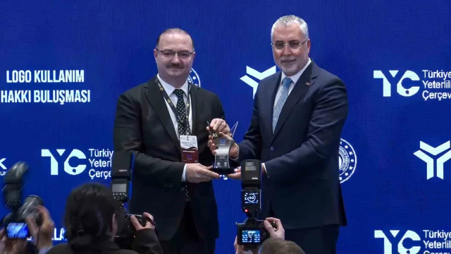 Atatürk Üniversitesi, TYÇ logo kullanımında zirvedeki yerini bakan Işıkhan tarafından verilen ödülle taçlandırdı