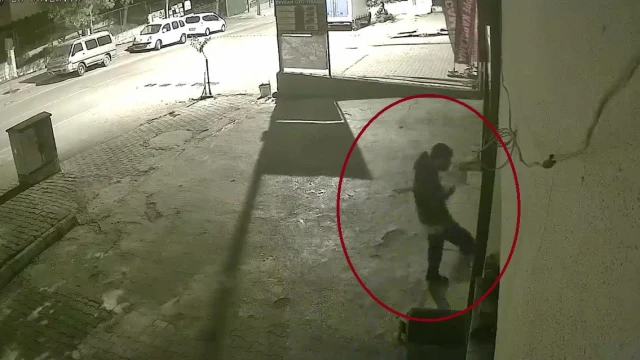Ayakta duramayan alkollü şahsın iş yeri camını tekmelediği anlar kamerada