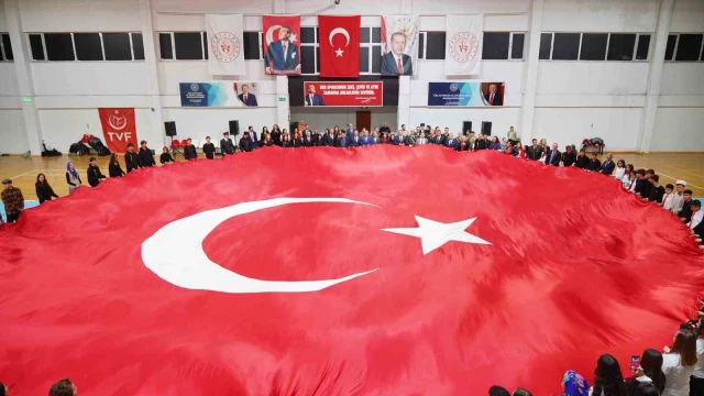 Ayvalık’ta Cumhuriyet coşkusu salonlara sığmadı