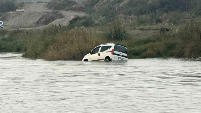 Balık tutmaya gittikleri çayda su seviyesinin yükselmesi ile otomobil mahsur kaldı
