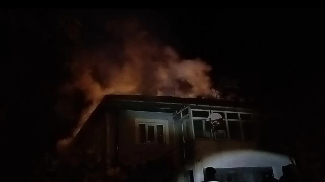 Banyo kazanından çıkan yangında ev kullanılamaz hale geldi