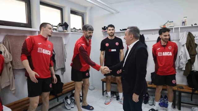 Başkan Dere’den maç öncesi Sungurlu Belediyespor ile Galatasaray Madeş Mobilya takımlarına ziyaret