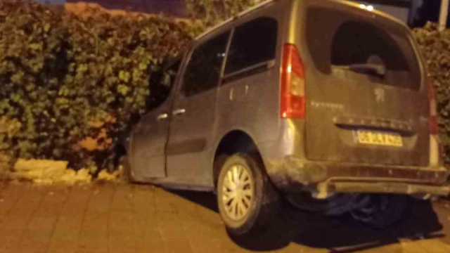 Batman’da otomobille çarpışan hafif ticari araç bahçe duvarına çarptı