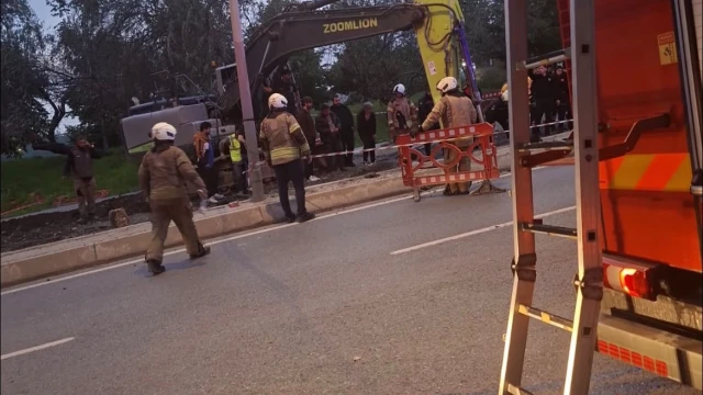 Bayrampaşa’da çalışma sırasında yol çöktü. Göçük altında kalanları olduğu iddia edilirken, olay yerine polis, AFAD, itfaiye ve sağlık ekipleri sevk edildi.