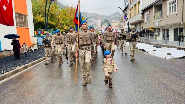 Beytüşşebap’ta minik çocuk yağmurlu havada askerlerin kortejine eşlik etti