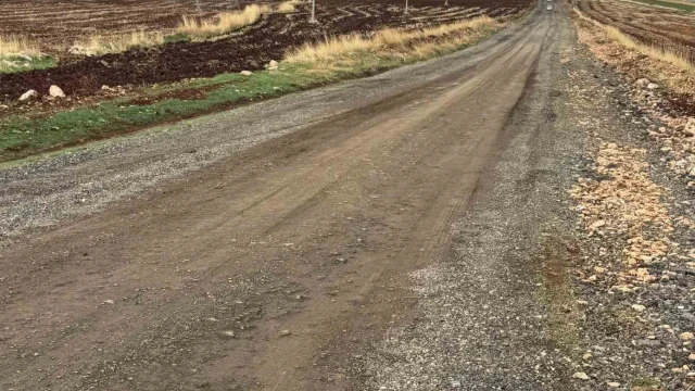 Bozuk köy yolu sürücülerin tepkisine neden oluyor