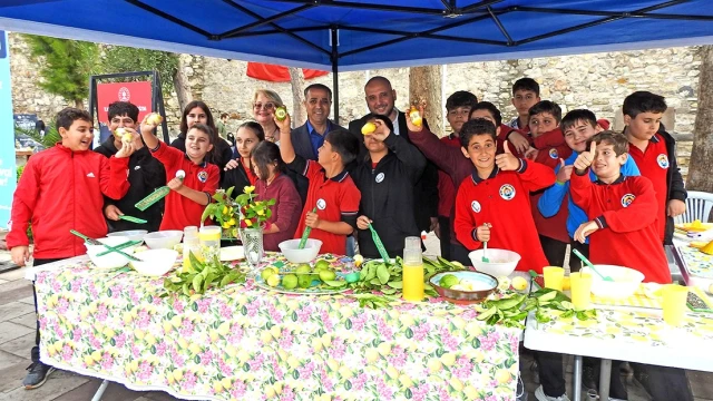 Çeşme Kalesi’nde çocuklar tarihle buluştu, limonata yaptı