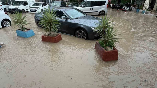 Çeşme’de şiddetli yağış hayatı olumsuz etkiledi