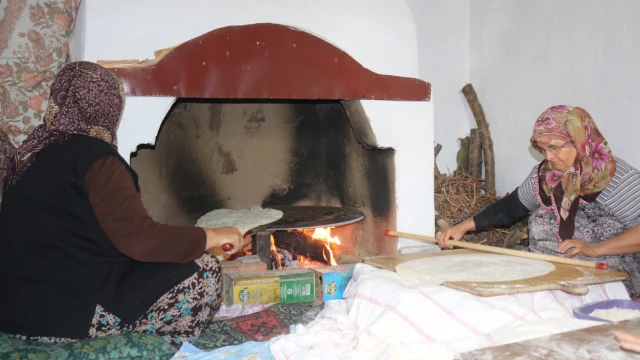 Çivril’de yufkalar açılıyor, imece geleneği yaşıyor
