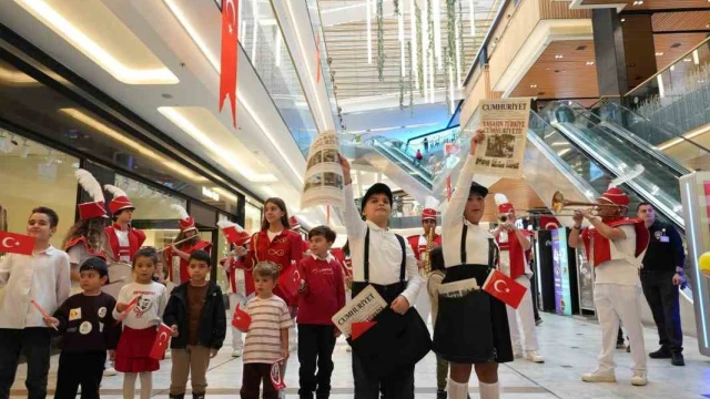 Marmara Forum’da Minik Gazetecilerden 29 Ekim Sürprizi