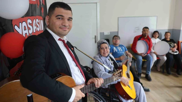 Çocukluğunda oyuncak gitarla müziğe ilgisi başlayan otizmli Ertuğrul, özel bireylere müzik eğitimi vermeye başladı