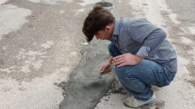 Çukurlu yolu vatandaşlar beton dökerek düzeltmeye çalıştı