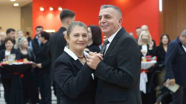 Cumhuriyet Balosunda vals ve zeybek bir arada
