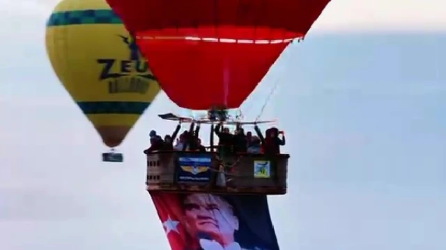 Cumhuriyet coşkusunda balonlar Türk bayraklarıyla gökyüzüne yükseldi
