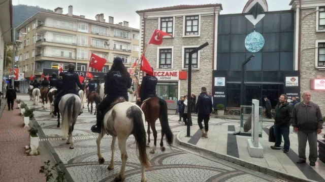 Cumhuriyet’in 103’üncü yıl dönümünde tarihi İstiklal Yolu’nu atlarla geçiyorlar
