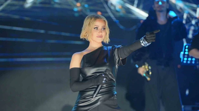 Derya Uluğ, İzmir Kültür Yolu Festivali’nde sahne aldı