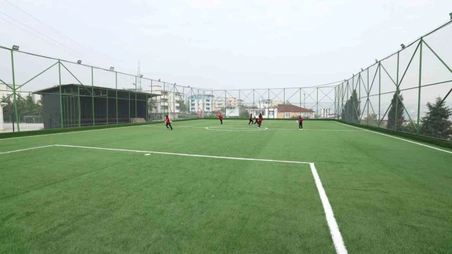 Diliskelesi’nde park ve halı saha yenileme çalışmaları sürüyor