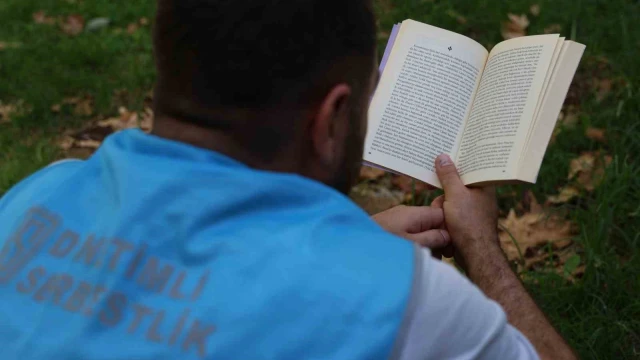 Diyarbakır’da yükümlüler mekan mefhumuna bakılmaksızın kitap okuyor
