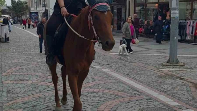 Edirne’de atıyla caddelerde gezen kadın ilgi odağı oldu