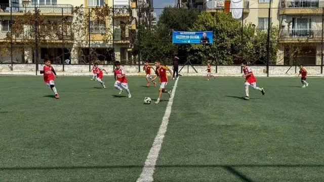 Efeler’de minik sporcular kıyasıya mücadele etti
