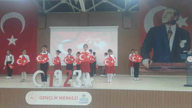 Eleşkirt’te 29 Ekim Cumhuriyet Bayramı coşkusu: Miniklerin gösterileri beğeni topladı