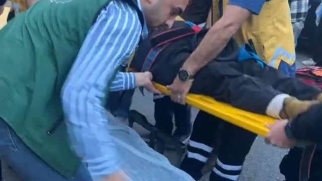 Erzincan’da motosiklet yayaya çarpma anı güvenlik kamerasına yansıdı: 2 ağır yaralı