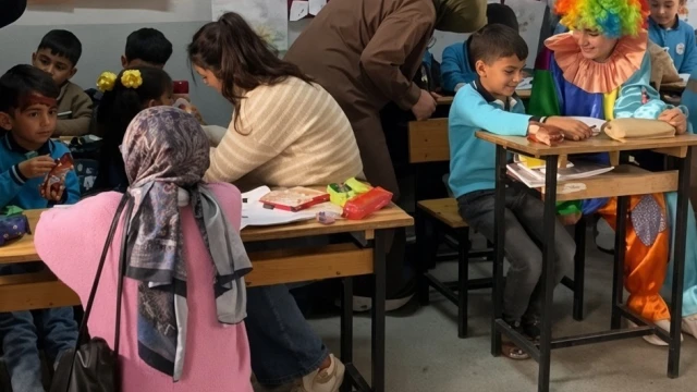 Erzincan’da üniversiteli gönüllüler köy okulundaki çocukları sevindirdi