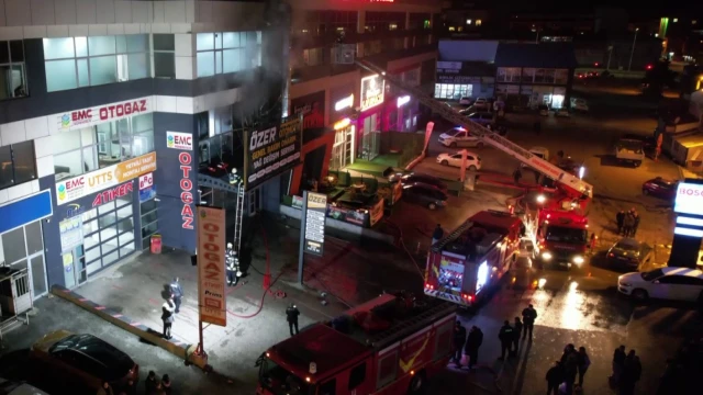 Erzurum’da sanayi sitesinde korkutan yangın: İtfaiye faciayı önledi