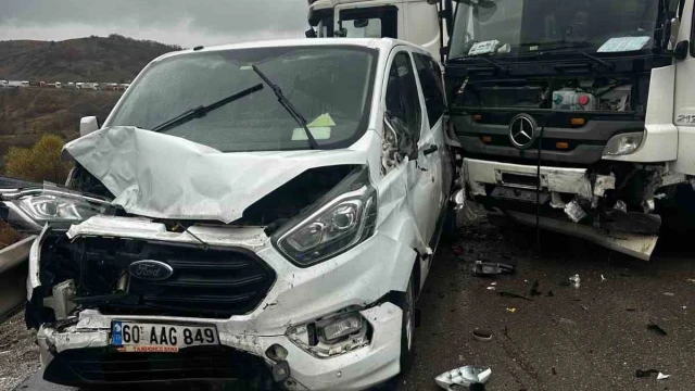 Aşkale’de 3 Araç Birbirine Girdi, Yol Kapandı