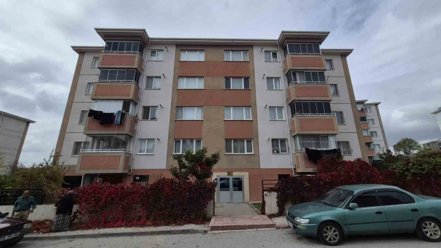 Eskişehir’de 2 yaşındaki çocuk 4 katlı binadan düştü