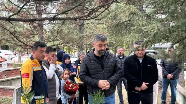 Eskişehir’de görev şehidi sağlık çalışanı kabri başında anıldı
