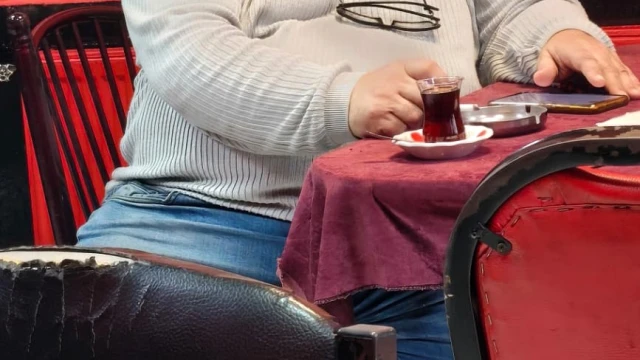 Fatih’te kıraathanede feci olay kamerada: Merdivenlerden düşen şahıs hayatını kaybetti