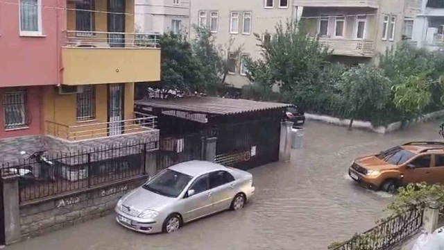 Fethiye’de sağanak yağış hayatı olumsuz etkiledi