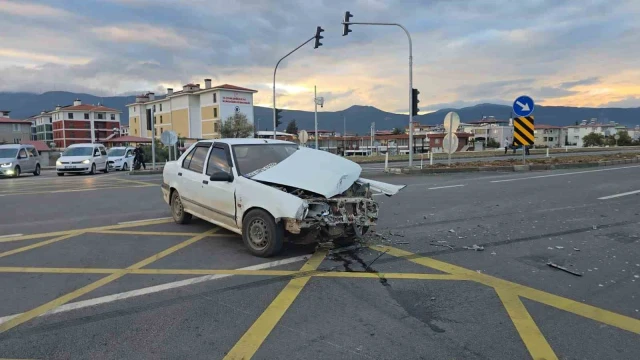 Gaziantep’te 2 otomobil çarpışması sonucu maddi hasar meydana geldi