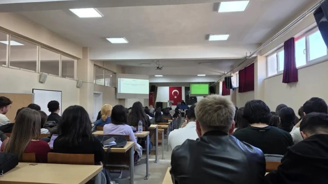 Gediz’de üniversite öğrencilerine güvenli ilişkiler eğitimi