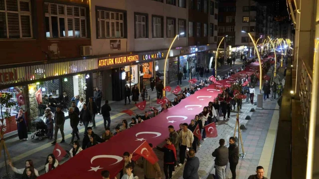 Gümüşhane’de meşaleler ve marşlar eşliğinde Cumhuriyet yürüyüşü