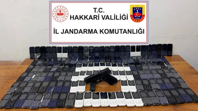 Hakkari’de 142 kaçak cep telefonu ele geçirildi