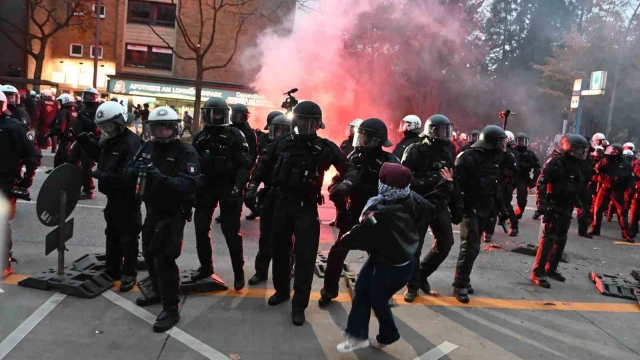 Hamburg’da zorunlu askerliğe karşı yapılan gençlik protestosu olaylı bitti