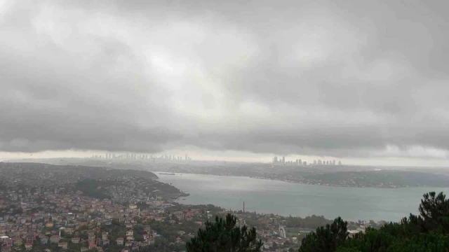 İstanbul Boğazı’nın üzerini yağmur bulutları kapladı