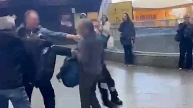 İstanbul’da metrobüs durağında kavga: Güvenlik görevlisi tartıştığı kişiye tekme attı