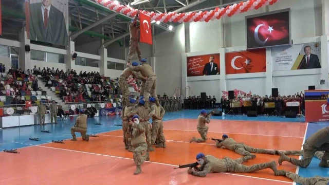Jandarmadan Türk bayraklı insan piramidi gösterisi