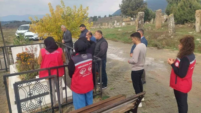Andırın’da Şehitlerin Kabirlerine Karanfil Bırakıldı
