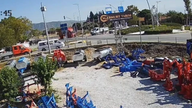 Kamyonetin altında kalmaktan son anda kurtuldu, o anlar kamerada