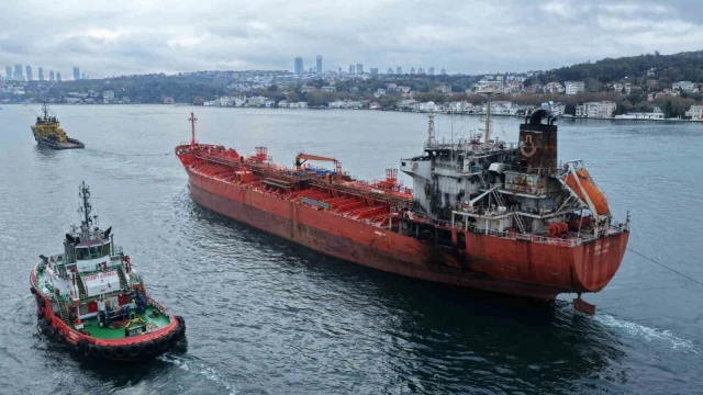 Karadeniz’de dron saldırısına uğrayan tankerin geçişi nedeniyle İstanbul Boğazı trafiğe kapandı